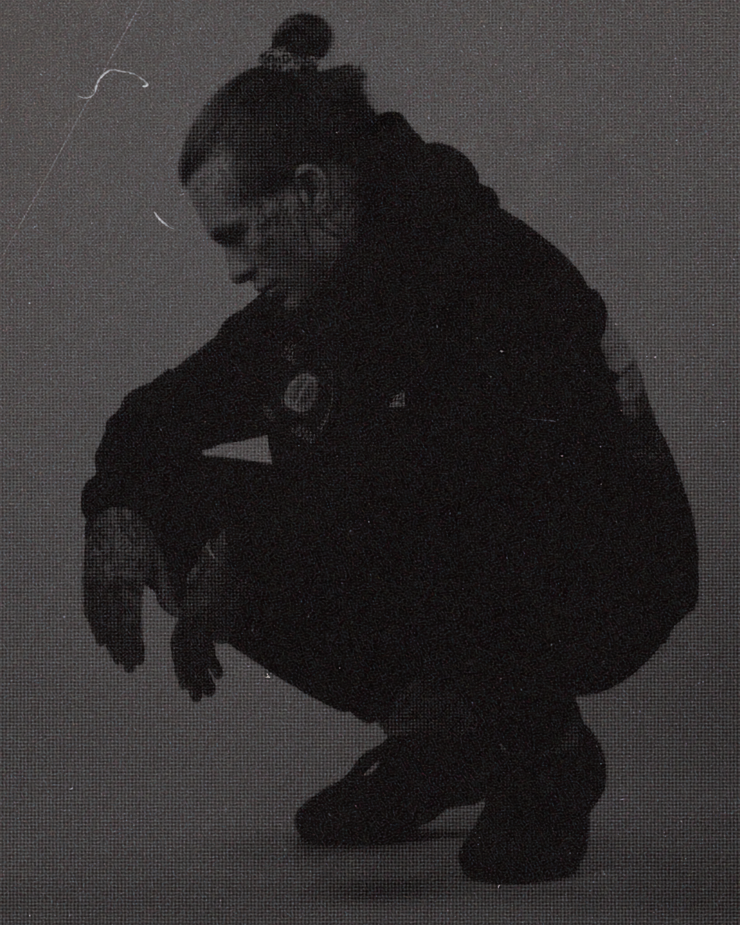 SCHWARZER HOODIE MIT FRONTPRINT UND BACKPRINT.