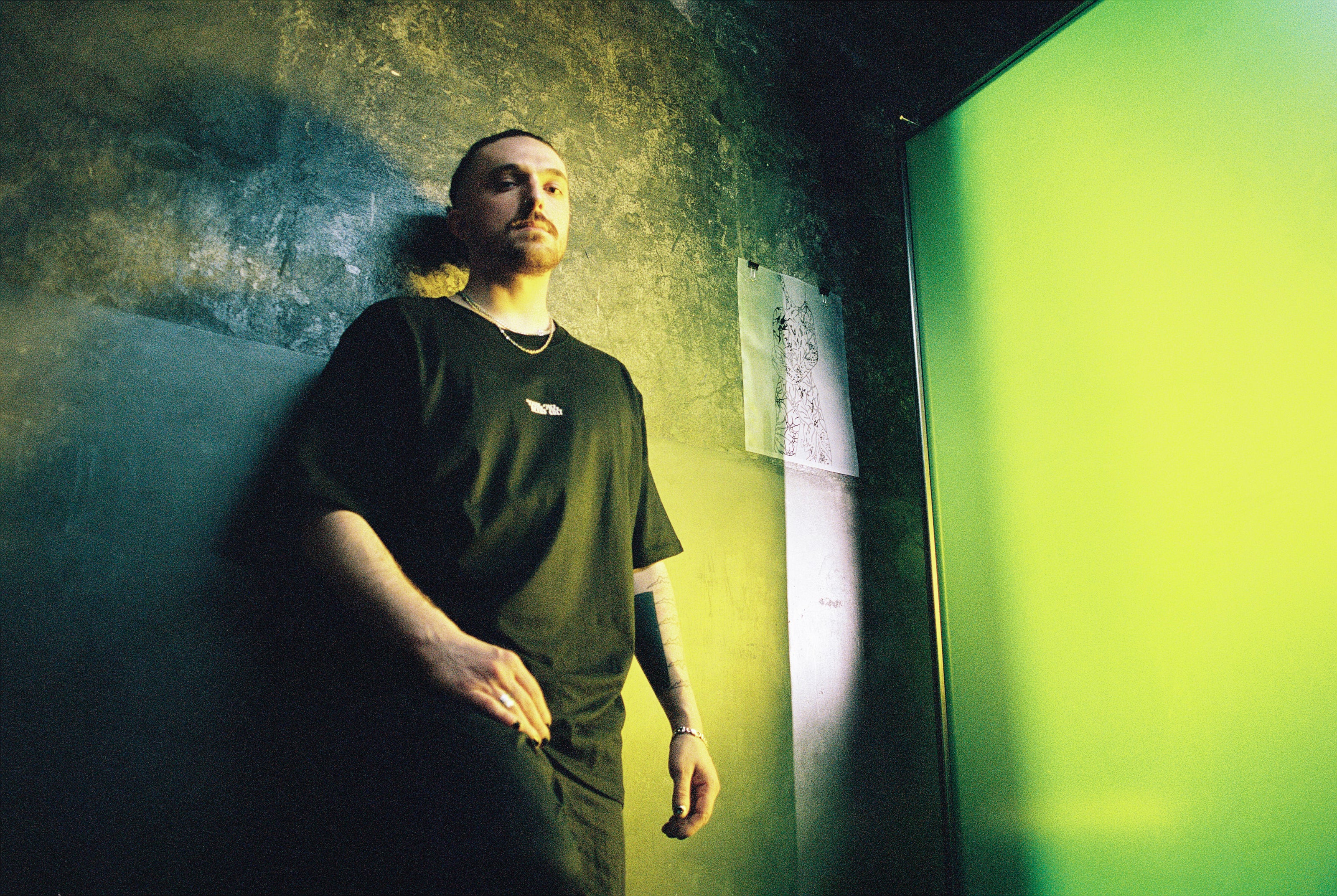 SCHWARZES SHIRT MIT FRONTPRINT.