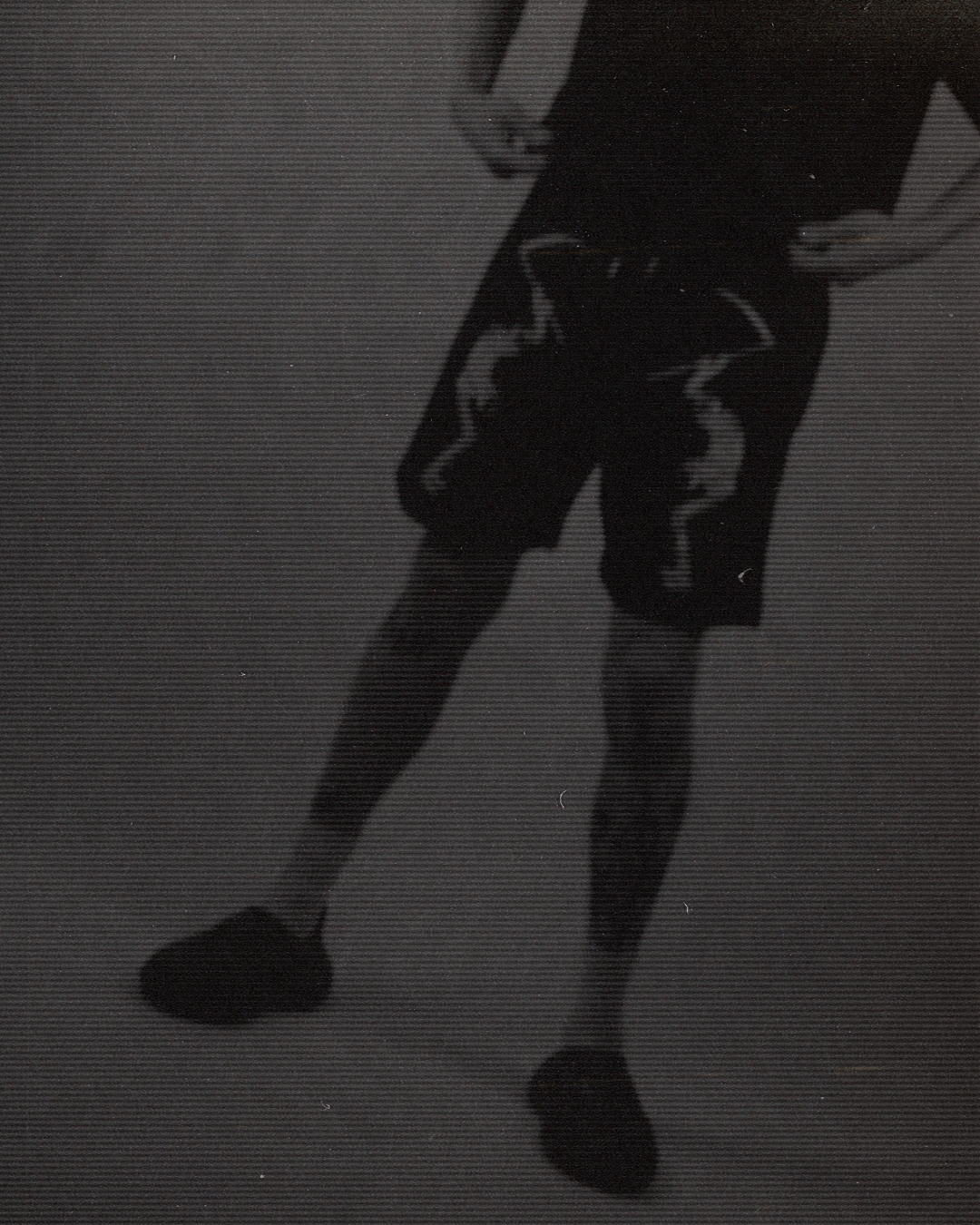 SCHWARZE KURZE HOSE MIT GROSSEM AUFDRUCK.