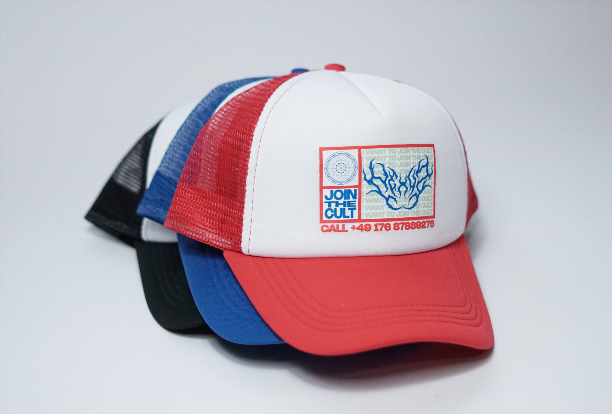 BUNTE CAPS MIT FRONTPRINT.