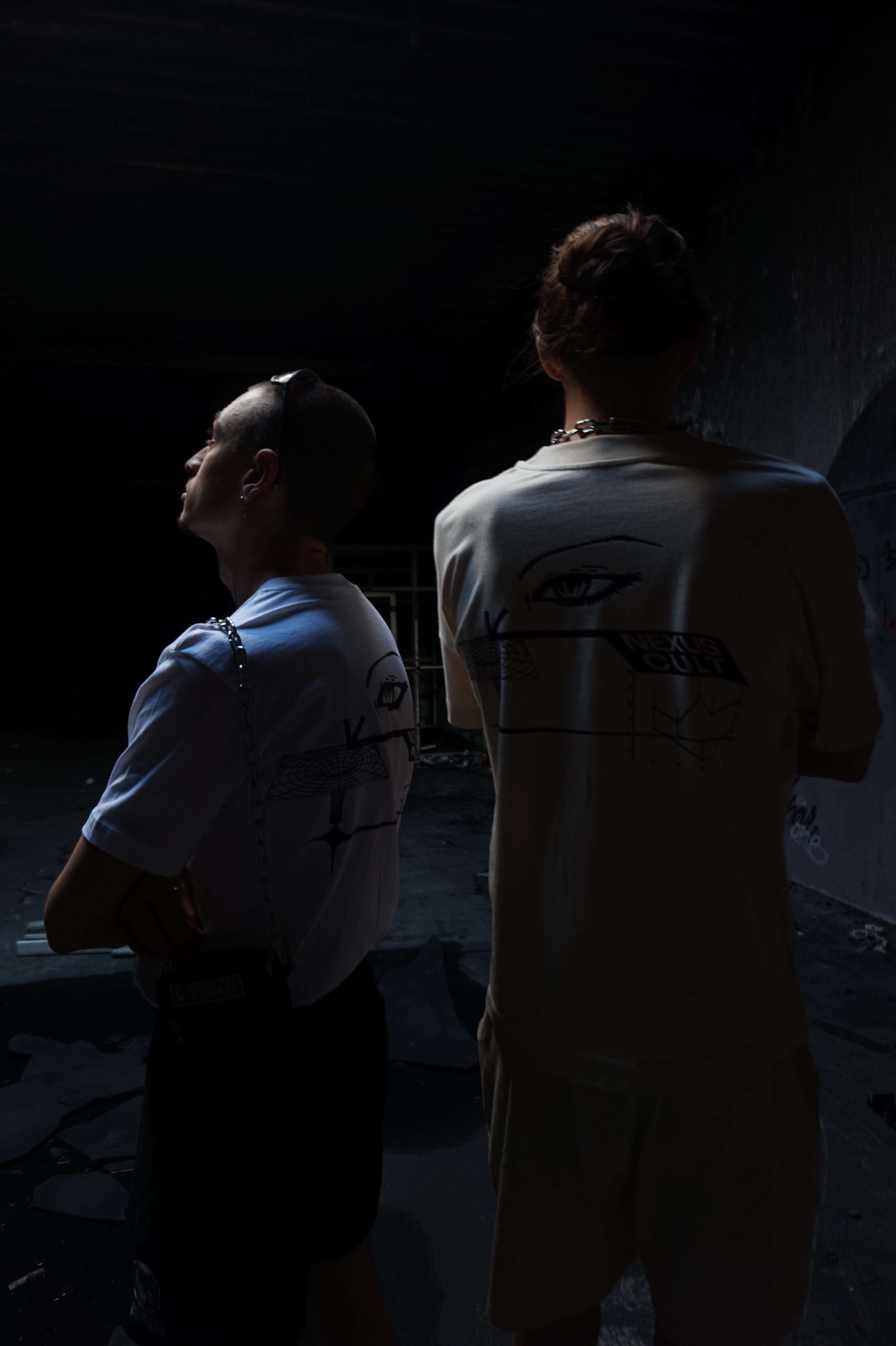 WEISSE SHIRTS MIT BACKPRINT.