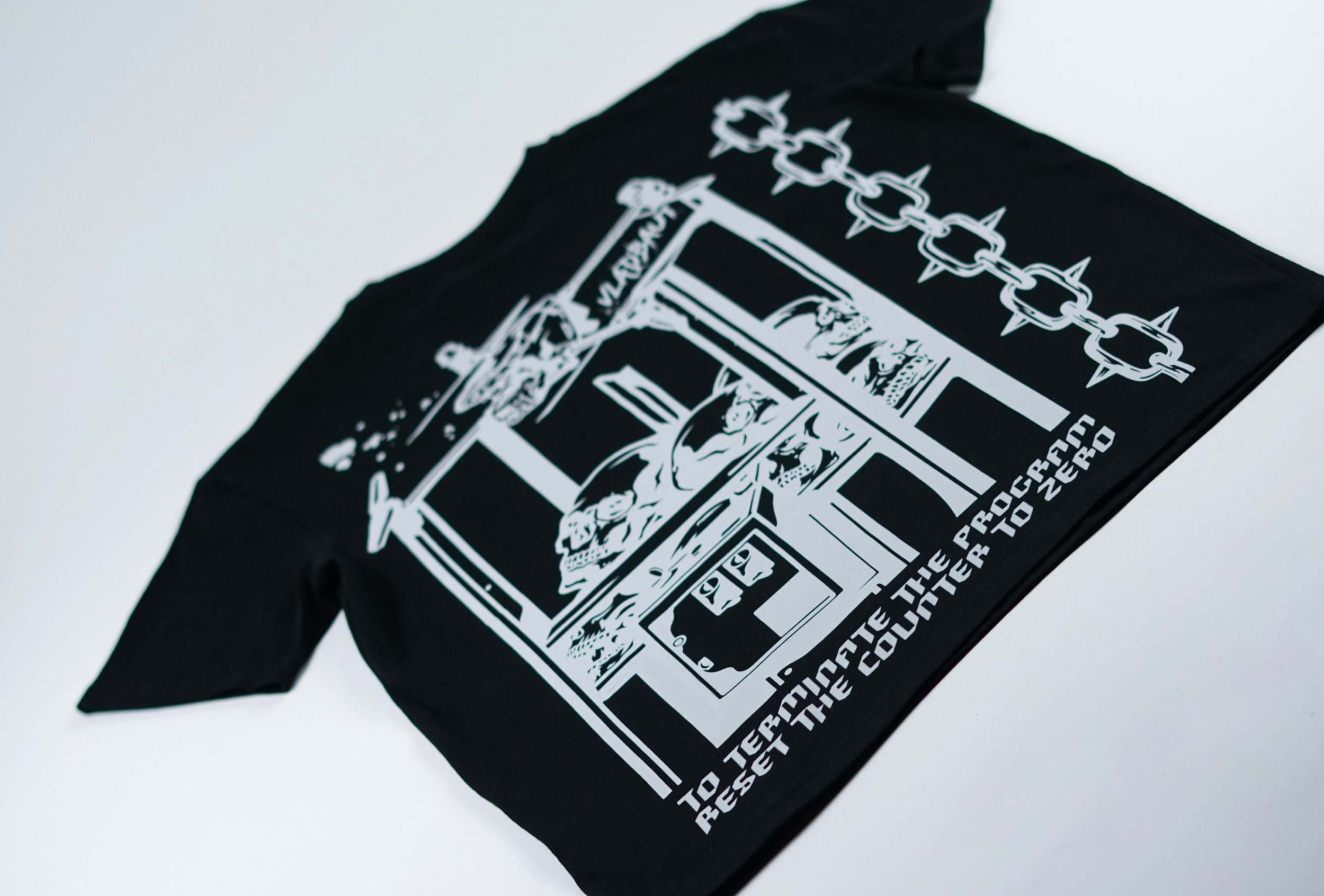 SCHWARZES SHIRT MIT GROSSEM BACKPRINT.